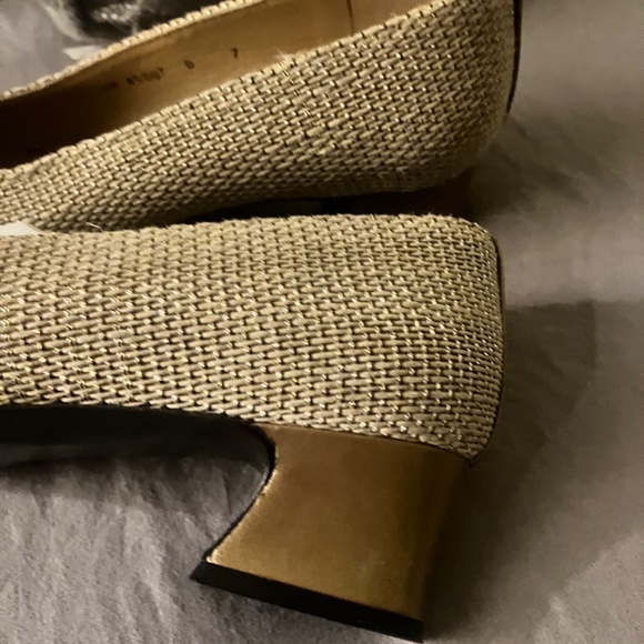 Stuart weitzman size 7 M linen/ gold woven - Picture 3 of 5